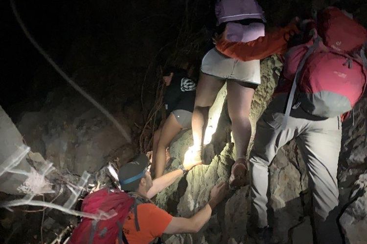 Tim SAR sedang mengevakuasi 10 pendaki di Santa Paula Canyon yang tersesat