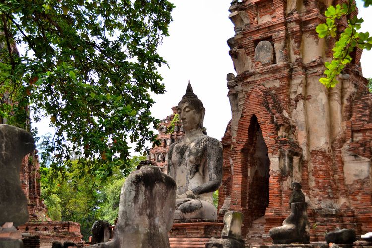 Taman Bersejarah Ayutthaya atau Ayutthaya Historical Park di Thailand.