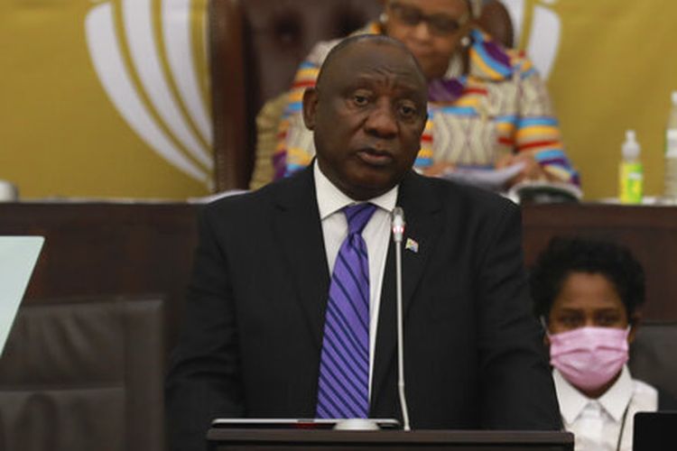 Presiden Afrika Selatan Cyril Ramaphosa berpidato di depan parlemen di Cape Town, Afrika Selatan, Kamis, 9 Juni 2022 setelah dimulainya sidang yang tertunda karena interupsi dari partai-partai oposisi. 