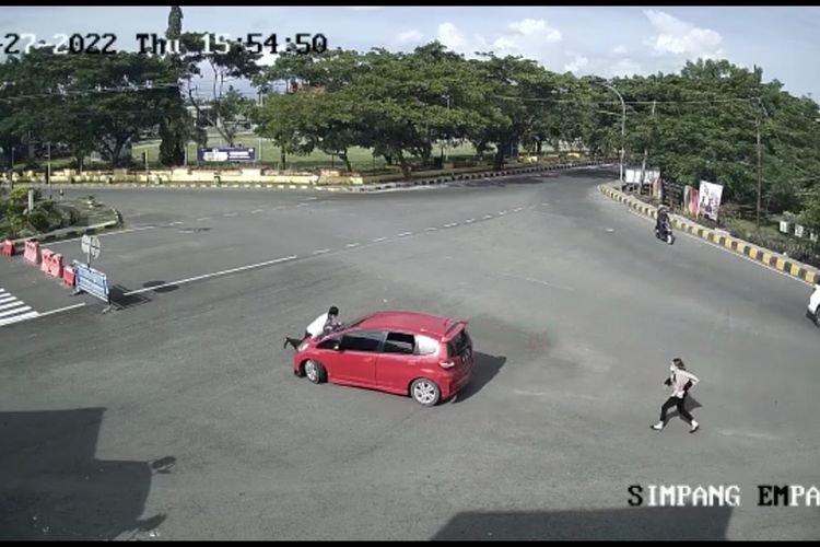 Seorang perwira polisi di Kabupaten Jeneponto, Sulawesi Selatan Terekam CCTV berusaha menghadang aksi perampasan mobil hingga kritis setelah terseret sejauh 1 kilo meter. Kamis, (27/1/2022).