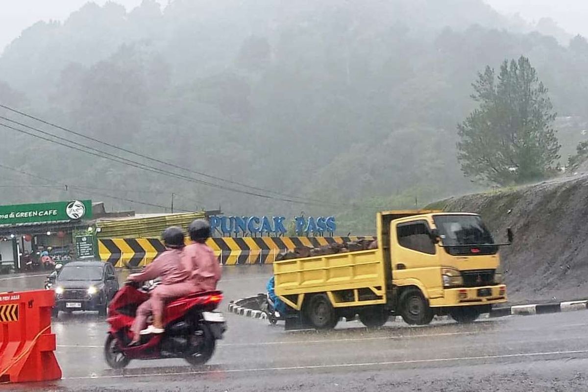 Sebuah kendaraan truk saat melintas di jalur Puncak Pass Cianjur, Jawa Barat. Jelang arus mudik dan balik Lebaran 2026, jajaran kepolisian melarang kendaraan berat dan sumbu tiga melintas di jalur Puncak.