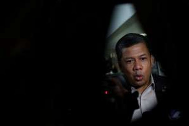 Fahri Hamzah menjawab pertanyaan wartawan soal pencatutan nama Presiden Joko widodo dan Wakil Presiden Jusuf Kalla dalam kasus Freeport, di Komplek Parlemen, Senayan, Jakarta, Selasa (17/11/15). 