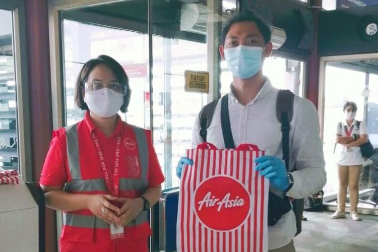 Direktur Utama AirAsia Indonesia, Veranita Yosephine Sinaga (kiri) bersama salah satu tamu AirAsia di Terminal 2, Bandara Internasional Soekarno-Hatta untuk merayakan pasca satu bulan pengoperasian kembali