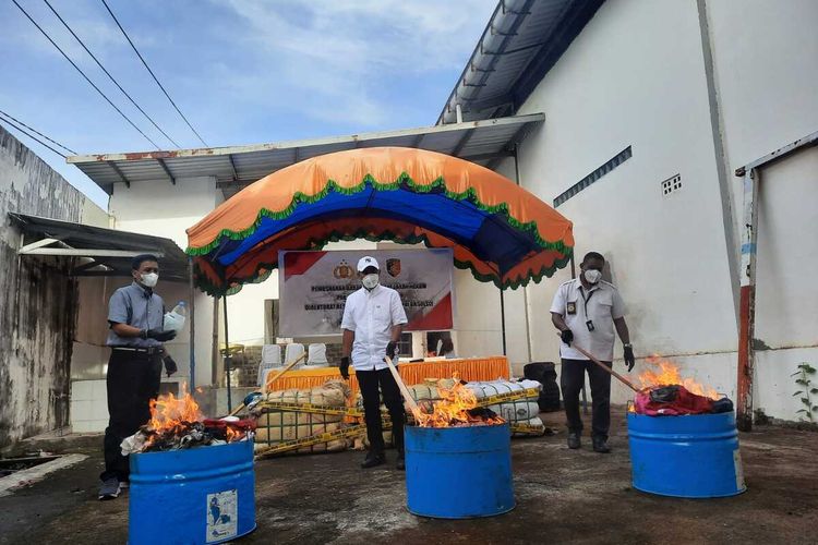 Polda Sulsel yang memusnahkan ratusan bal pakaian bekas siap edar usai penggerebekan gudang penyimpanan di Makassar