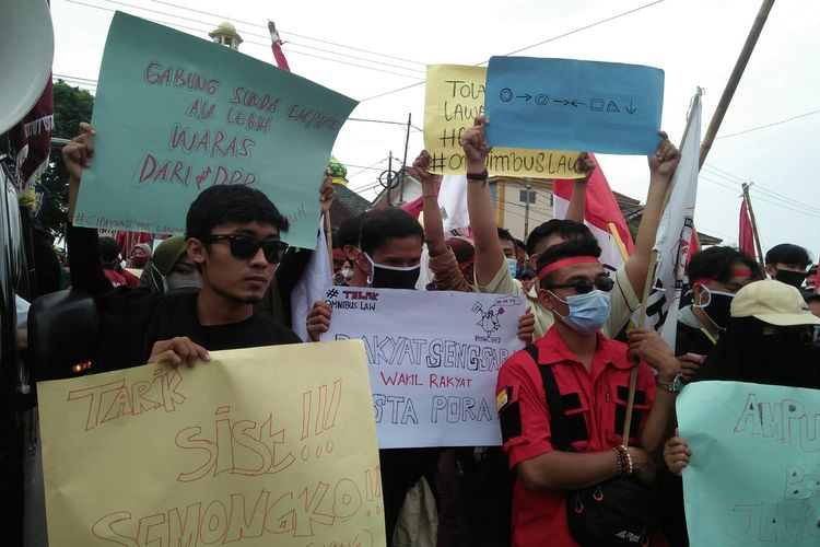Mahasiswa kembali berdemonstrasi menolak omnibus law di gedung DPRD Lampung, Jumat (9/10/2020) siang.