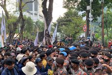 Pukul 16.20 Demo Kenaikan BBM di Patung Kuda Memanas, Mahasiswa Paksa Maju ke Istana