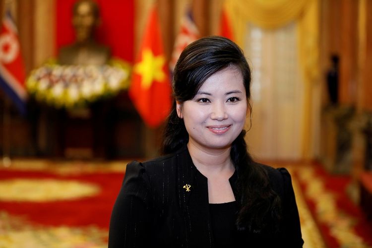 Penyanyi Hyon Song Wol, kepala Samjiyon Orchestra Korea Utara , tersenyum di Istana Presiden di Hanoi, Vietnam 1 Maret 2019.