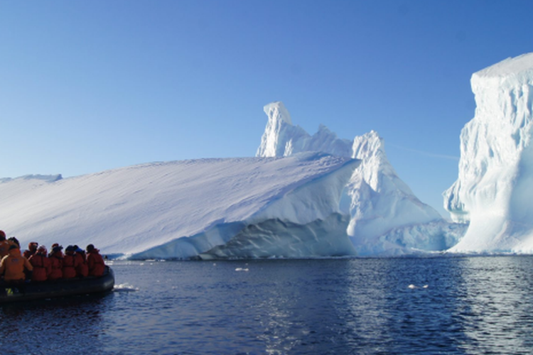 Permandangan glester di laut Antartika pada musim dingin