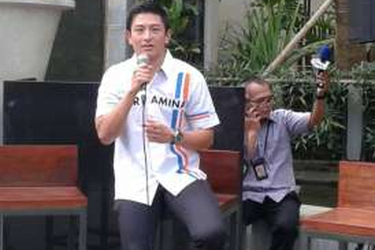 Pebalap Manor Racing asal Indonesia, Rio Haryanto, berbicara dalam acara Media Briefing di Kota Kasablanka, Jakarta, Kamis (7/4/2016).