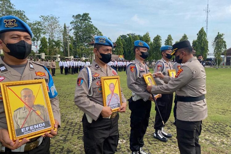 Pemecatan lima personel Polres Lampung Utara, Senin (12/12/2022). Kelimanya melanggar kode etik dan disiplin.