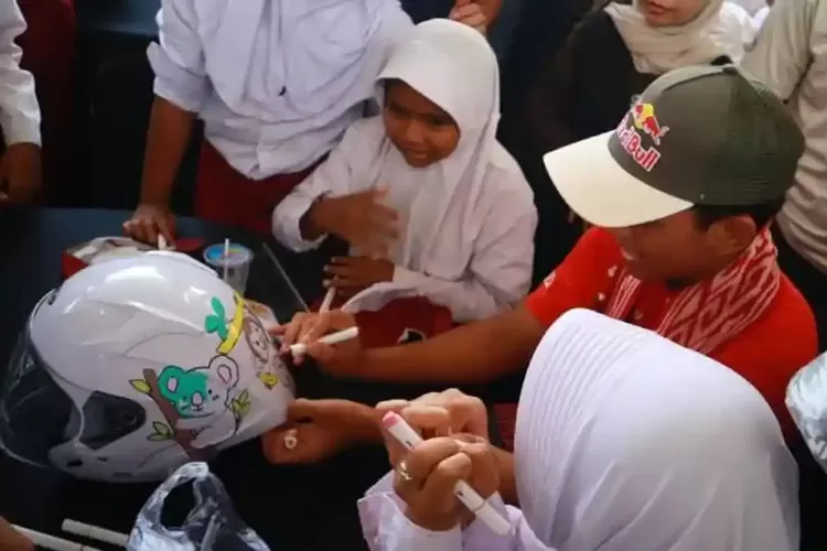 Aksi Pembalap Moto2 dan Moto3 Menggambar Helm Bareng Siswa SD di Lingkar Mandalika