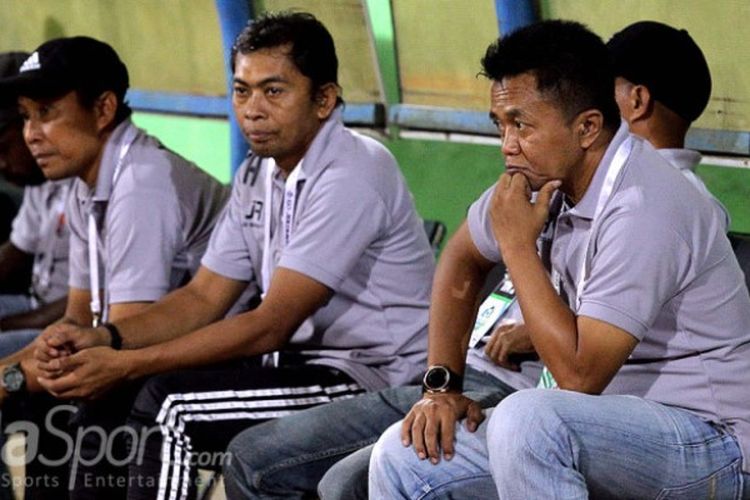 Pelatih Perseru Serui, Agus Yuwono (kanan), mengamati jalannya laga melawan Arema FC pada pekan ke-10 Liga 1 di Stadion Gajayana Malang, Jawa Timur, Sabtu (10/06/2017) malam.