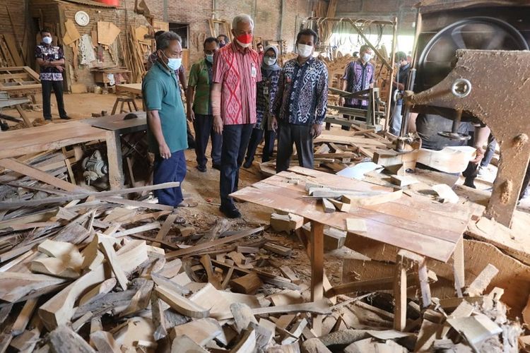 Gubernur Jawa Tengah (Jateng) Ganjar Pranowo meninjau langsung salah satu industri ukir kayu di di Desa Senenan, Kecamatan Tahunan, Kabupaten Jepara, Selasa (31/5/2022). 