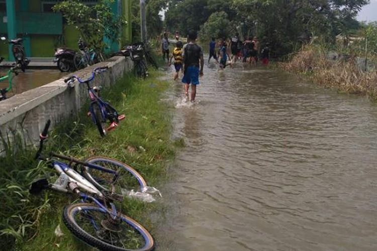 Banjir akibat luapan air Bengawan Solo di Desa Jelak Catur, Kecamatan Kali Tengah, Lamongan, Rabu (1/2/2017).