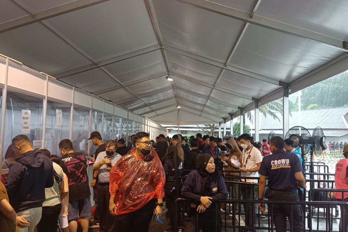 Suasana tempat penukaran tiket Indonesia vs Argentina di Gedung Serbaguna, Gelora Bung Karno, Senayan, Jakarta Pusat, Senin (19/6/2023).