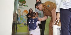 Dukung Gerakan Ayah Teladan, Bupati Kediri Antar Anak di Hari Pertama Sekolah