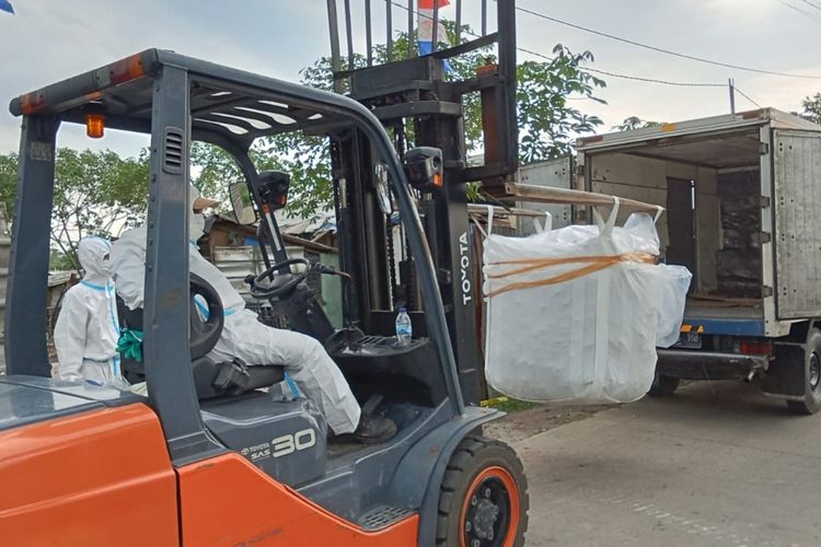 Petugas mengangkut tas yang terpapar radioaktif di kawasan industri Cikande. 