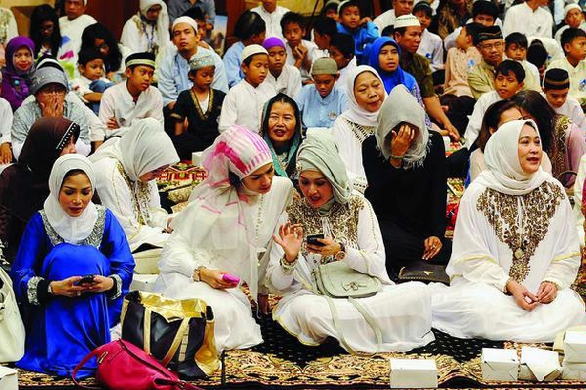 Para artis Ibu Kota, antara lain (dari kiri) Kristina, Iis Dahlia, Edies Adelia, dan Jenny Rachman, mengikuti kegiatan buka bersama dengan anak yatim piatu dan duafa di Hotel Crowne Plaza, Jakarta, Kamis (26/7). Kegiatan yang dimotori Yayasan Jiwa Ramah Sesama tersebut setidaknya diikuti oleh 500 anak yatim piatu dan duafa.