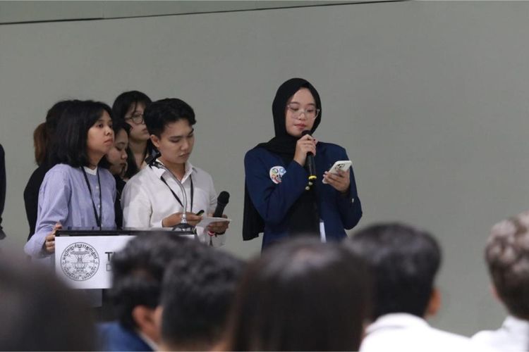 Mahasiswa FTSP-Usakti sedang presentasi summer camp di Thammasat University, Thailand 