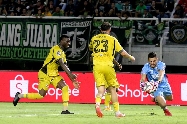 Penjaga gawang Semen Padang di Super League 2025-2026, Arthur Augusto asal Brasil.
