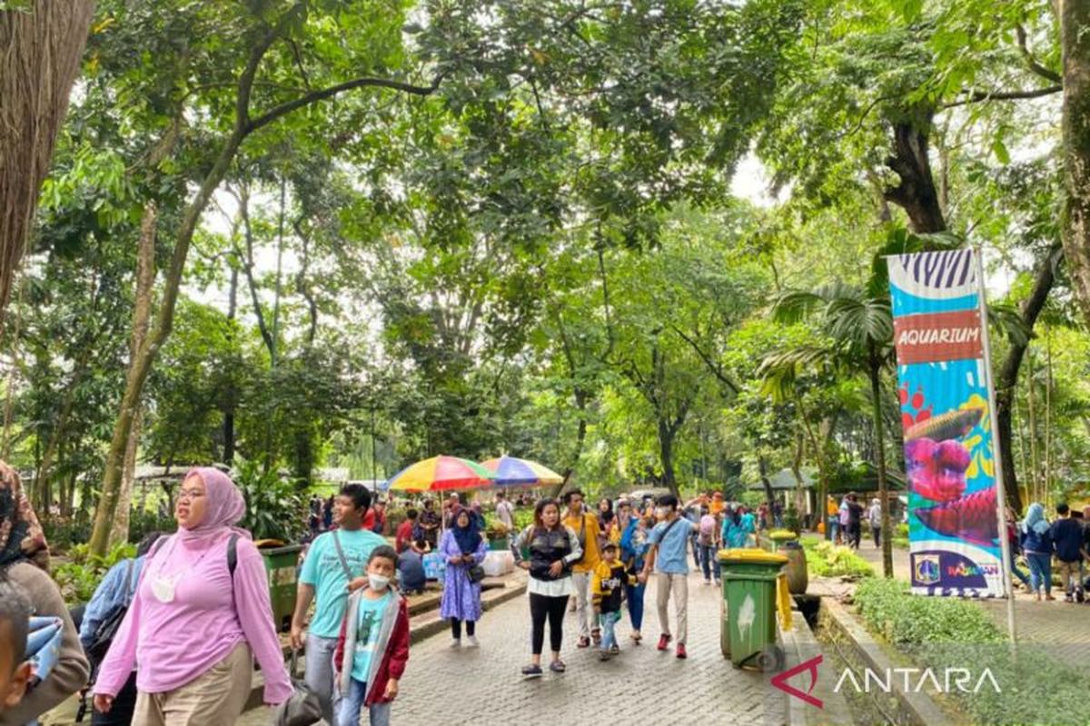 Puluhan ribu pengunjung mendatangi Taman Margasatwa Ragunan, Jakarta, Minggu (1/1/2023). 