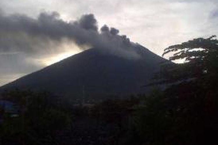 Gunung Gamalama kembali meletus pada Senin (22/12/2014)