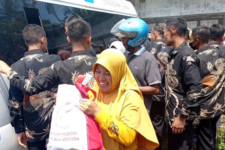 Wajah ceria Ristina mendapatkan bantuan sembako dari presiden. Ristina rela menunggu sejak pagi untuk melihat Jokowi dan rombongan di Kabupaten Kebumen 