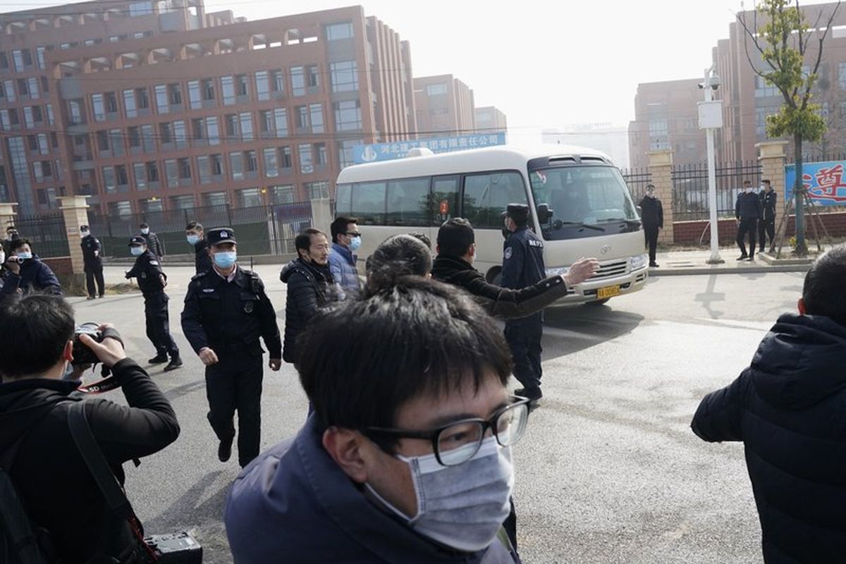 Jurnalis dan personel keamanan berkumpul di dekat pintu masuk Institut Virologi Wuhan setelah kunjungan tim Organisasi Kesehatan Dunia (WHO) di Wuhan di provinsi Hubei China pada Rabu, 3 Februari 2021. 
