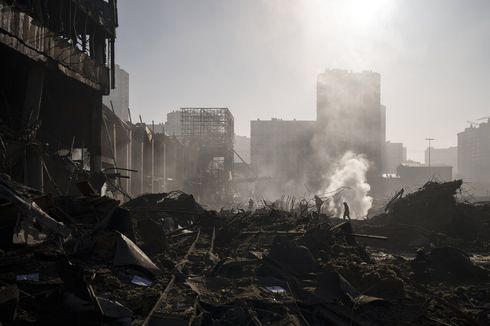 Ukraina Terkini: Rusia Hancurkan Penyimpanan Bahan Bakar Militer, Jumlah Korban Tewas Serangan Teater Mariupol Diumumkan