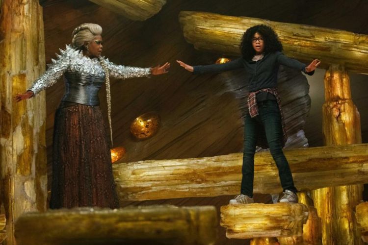 Oprah Winfrey (kiri) dan Storm Reid dalam film A Wrinkle in Time (2018)