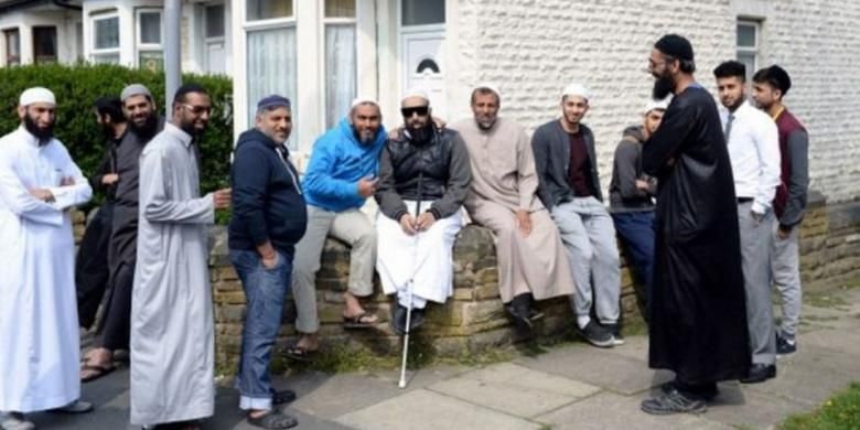 Sejumlah pria berkumpul di dekat Masjid Noorul Islam di Bradford, Inggris tengah.