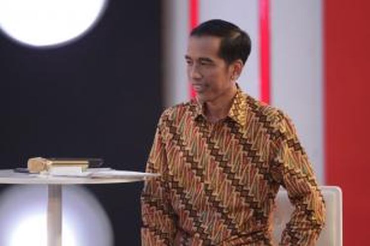 Calon Presiden nomor urut 2 Joko Widodo memberikan jawaban dalam debat capres 2014 putaran ketiga, di Hotel Holiday Inn, Kemayoran, Jakarta, Minggu (22/6/2014). Debat capres kali ini mengangkat tema 'Politik Internasional dan Ketahanan Nasional'.