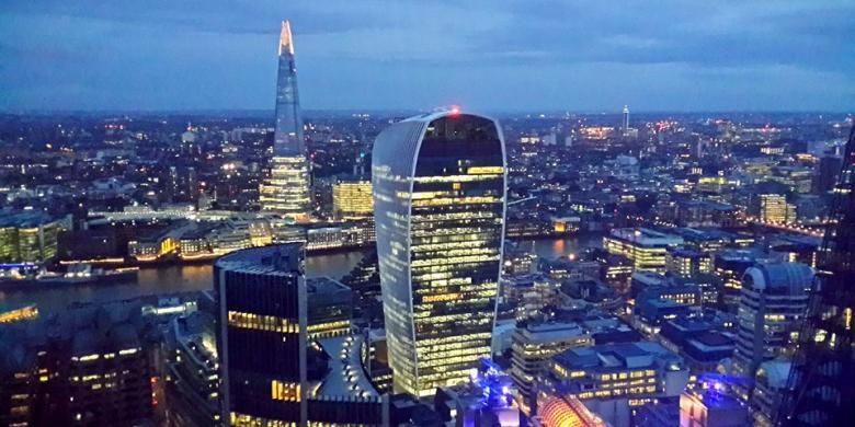 Pemandangan kota London yang dihiasi pencakar-pencakar langit dengan ketinggian lebih dari 250 meter. Cakrawala London diabadikan dari Gherkin Tower.