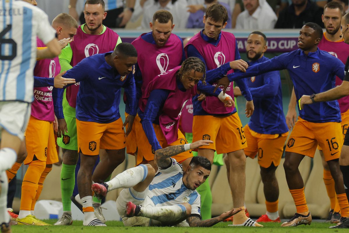 Para pemain Belanda mengelilingi gelandang Argentina Leandro Paredes (tengah) setelah ia menendang bola ke arah bangku cadangan Belanda pada perempat final Piala Dunia 2022 Qatar antara Belanda vs Argentina di Stadion Lusail, utara Doha pada Sabtu 10 Desember 2022 dini hari WIB.