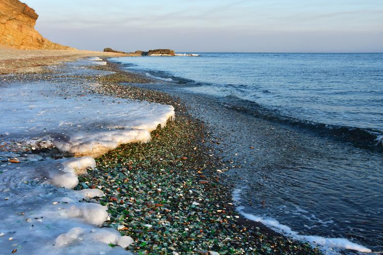Pantai dengan pasir kaca di Rusia.
