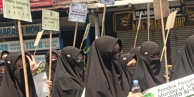 Karnaval Hari Santri di Cianjur, Ribuan Santri Bawa Poster Lucu hingga Kritik Karhutla