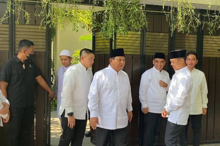 Ketum Partai Gerindra Prabowo Subianto keluar dari kediaman pribadi Jokowi di Sumber, Banjarsari, Solo, jawa Tengah pada Sabtu (22/4/2023) sekitar pukul 13.20 WIB.