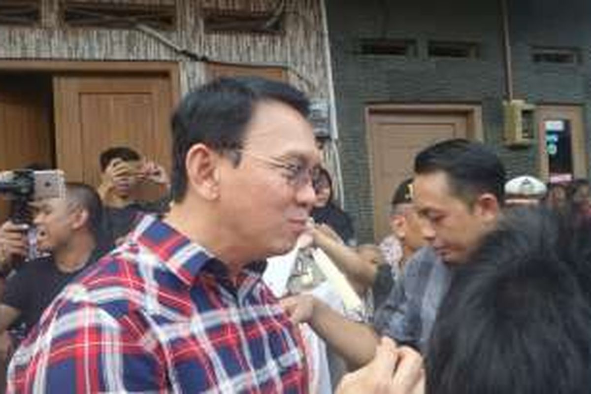 Cagub DKI Jakarta Basuki Tjahaja Purnama menikmati es goyang di Cipete Selatan, Selasa (6/12/2016). 