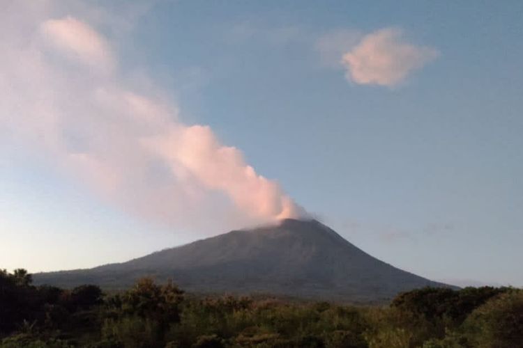 Gunung Ile Lewotolok NTT Terus Bergemuruh, Apa Pemicunya?