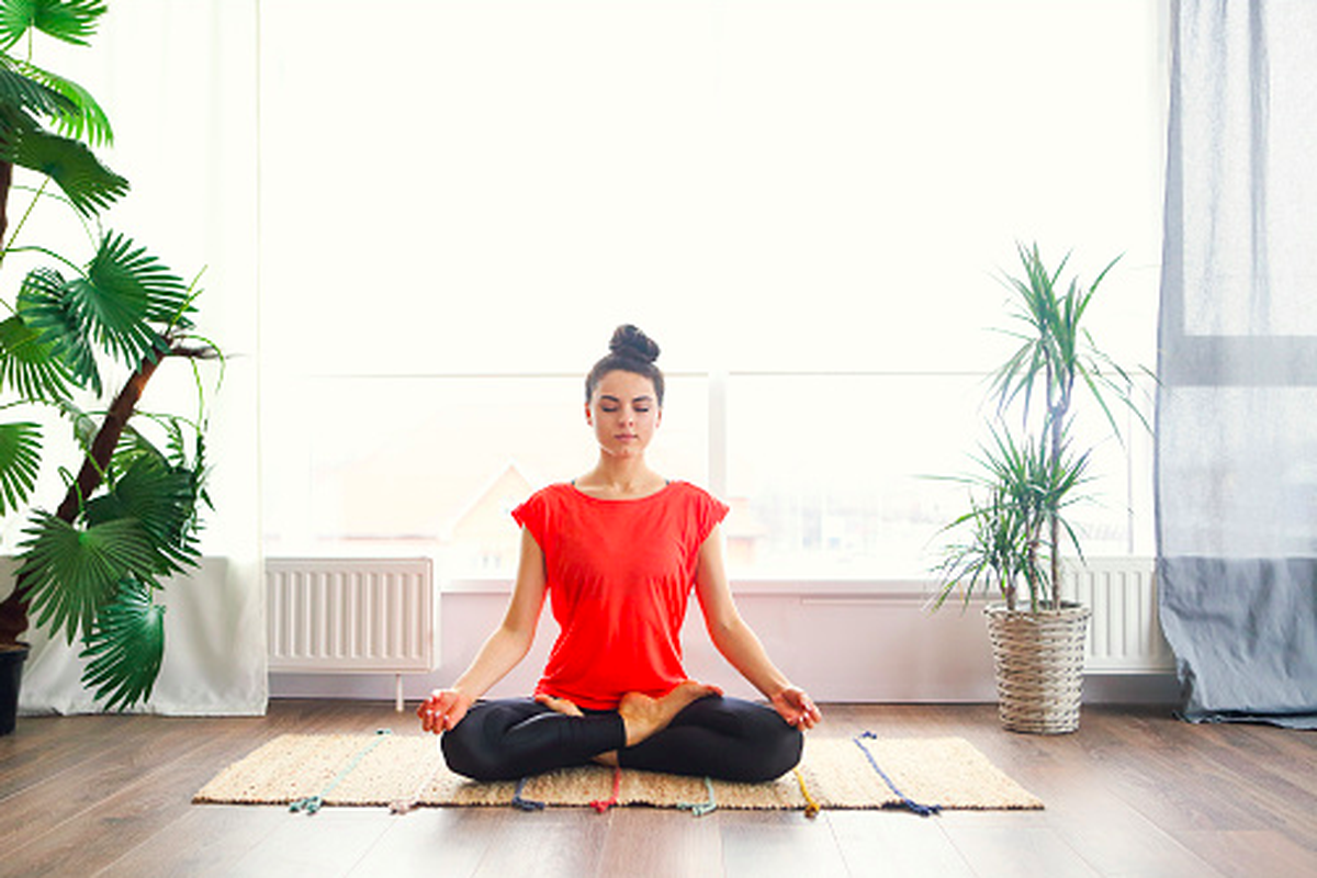 Ilustrasi meditasi di ruangan rumah dengan energi positif menurut feng shui