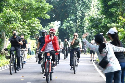 Jokowi Bersepeda Sambil Bagikan Masker di Kebun Raya Bogor
