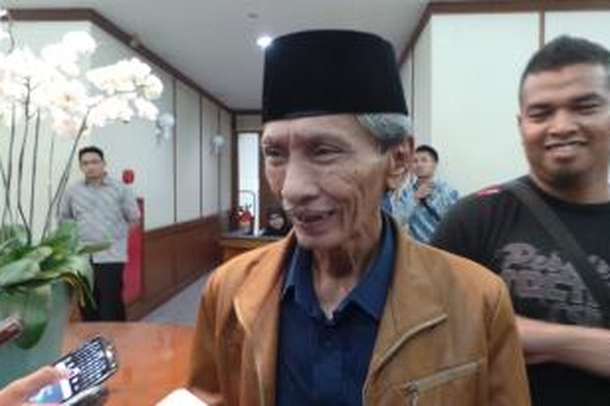 Tokoh masyarakat Tanah Abang, M Yusuf bin Muhi atau Bang Ucu, berbicara kepada wartawan seusai pertemuan dengan Wakil Gubernur DKI Jakarta Basuki Tjahaja Purnama.