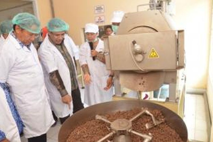 Menteri Perindustrian Saleh Husin didampingi Gubernur Sulawesi Tengah Longki Djanggola melihat mesin pengolah coklat bantuan Ditjen Industri Agro di Rumah Coklat, Palu, Selasa (17/11/2015)