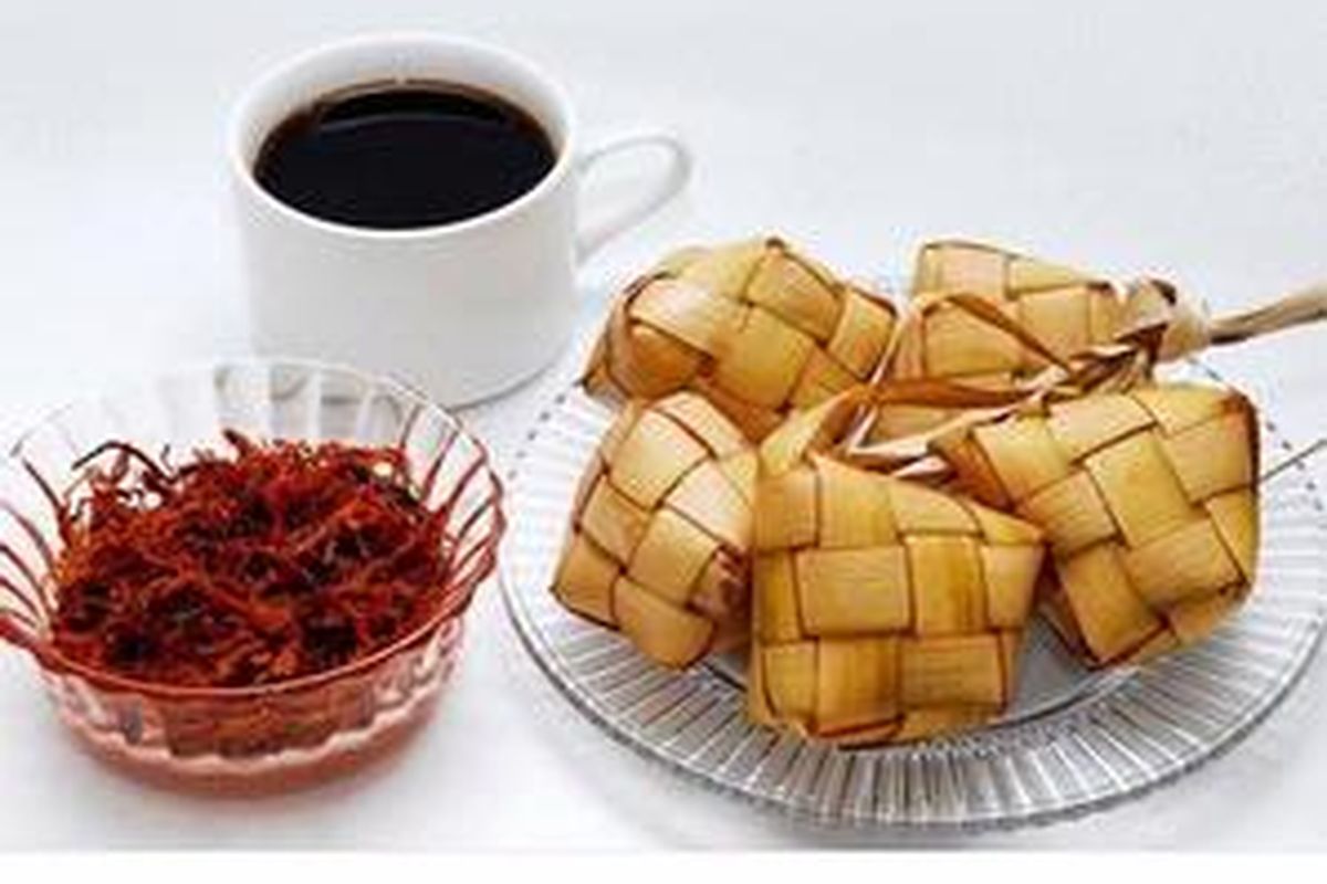 Ketupat menggunakan daun kelapa yang dianyam, sementara daun pisang dipakai untuk membungkus lontong yang berbentuk silinder atau lipatan.