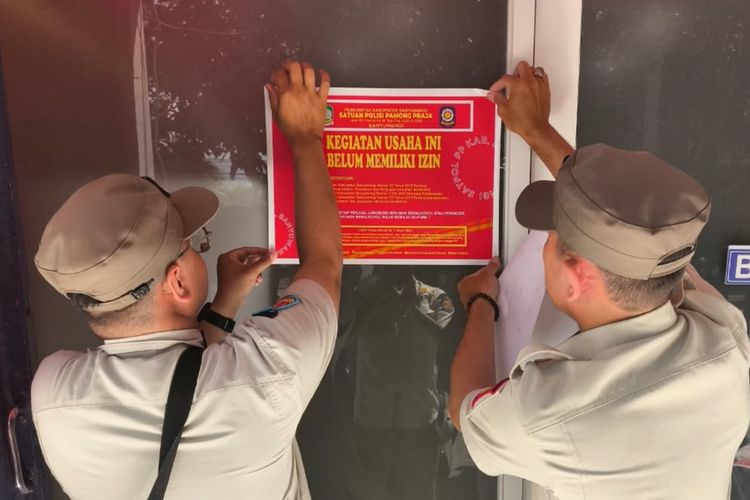 Satpol PP Banyuwangi Segel Toko Penjual Miras, Eceran Cuma Boleh di Restoran