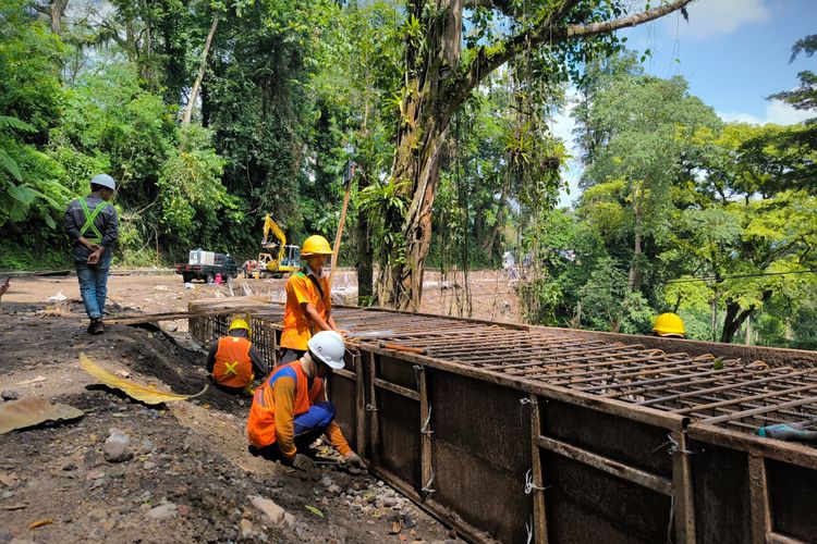 Pekerja preservasi Jalur Gumitir Jember memasang struktur capping beam atau balok penutup tiang pancang di Km 233+500 atau yang dikenal sebagai Tikungan Mbah Singo, Kamis (21/8/2025).