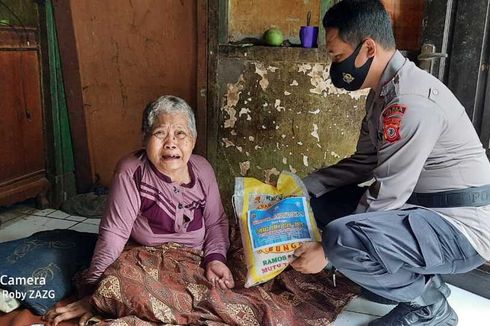 Peduli Warga Terdampak Covid-19, Polisi di Subang Bagi-bagi Beras