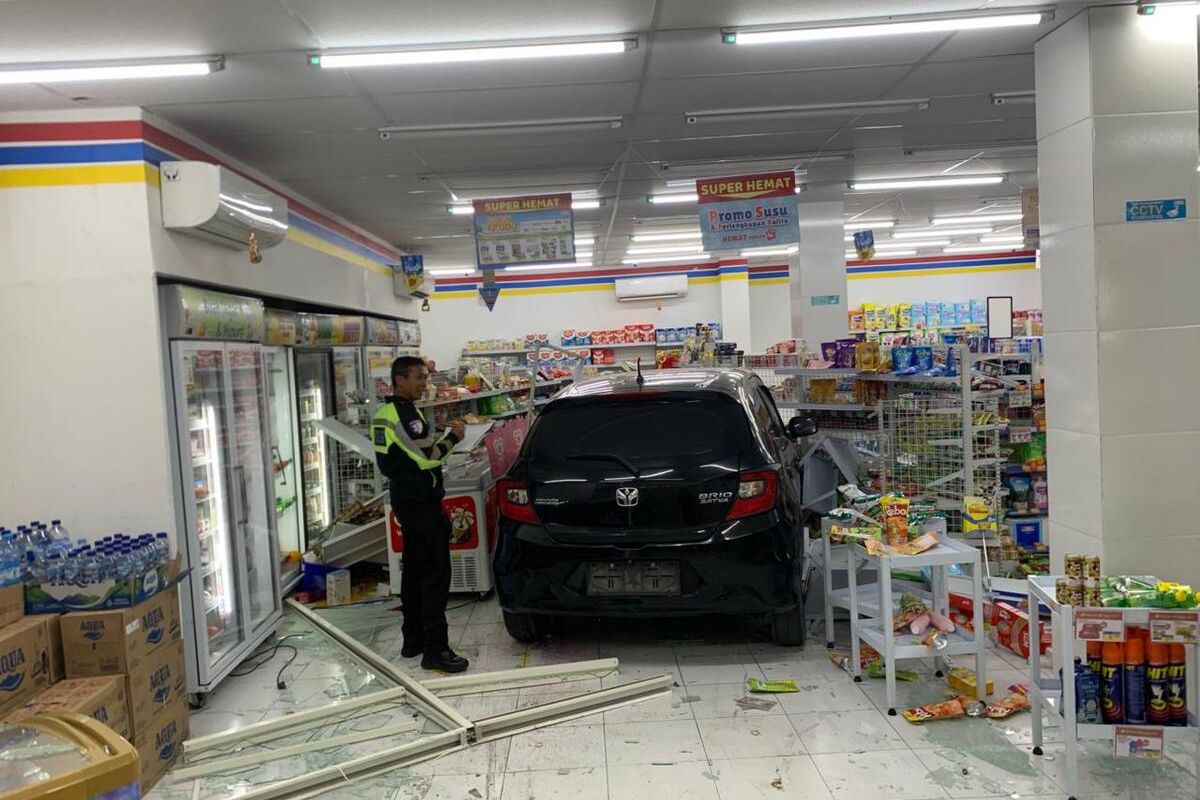 Sebuah mobil Brio, saat menabrak dua sepeda motor dan menerobos menabrak Indomaret di wilayah Entrop, Distrik Jayaprua Selatan, Kota Jayapura, Papua. Sopir panik dan tabrak pedal gas, sehingga menabrak juga pengendara sepeda motor.