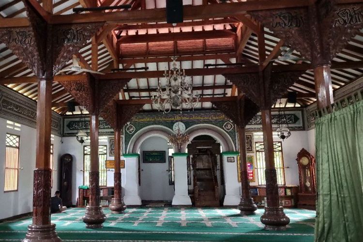 Bentuk bagian dalam Masjid Hidayatullah.