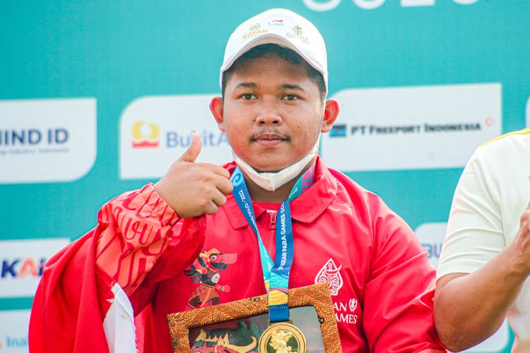 Atlet para panahan Indonesia, Setiawan, beraksi pada partai final tunggal recurve ASEAN Para Games 2022 di Lapangan Kota Barat, Solo, Rabu (3/8/2022). Setiawan meraih medali emas.